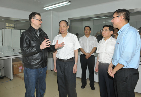福建省委书记尤权、省长于伟国参观公司基因组学研究所
